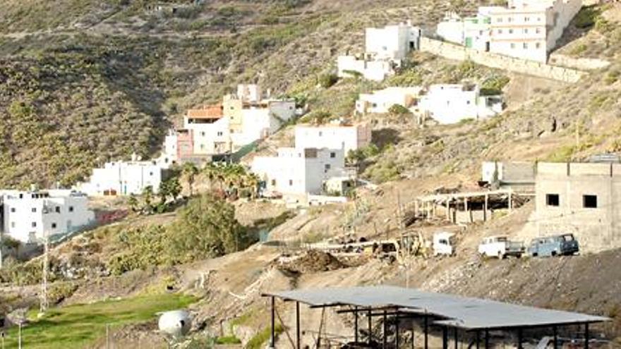 Una explotación ganadera tradicional en el barranco del Gato (en primer término), rodeada de edificios y con una nueva urbanización asomando ya en la cresta de la ladera.