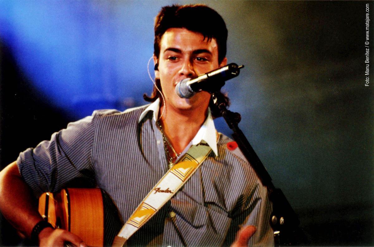 Miguel Benítez canta y toca la guitarra durante una actuación de Los Delinqüentes