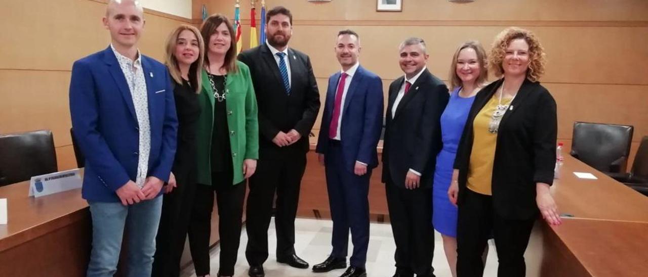 Los ocho miembros del Gobierno local de Tavernes, tras el pleno de investidura del pasado sábado.