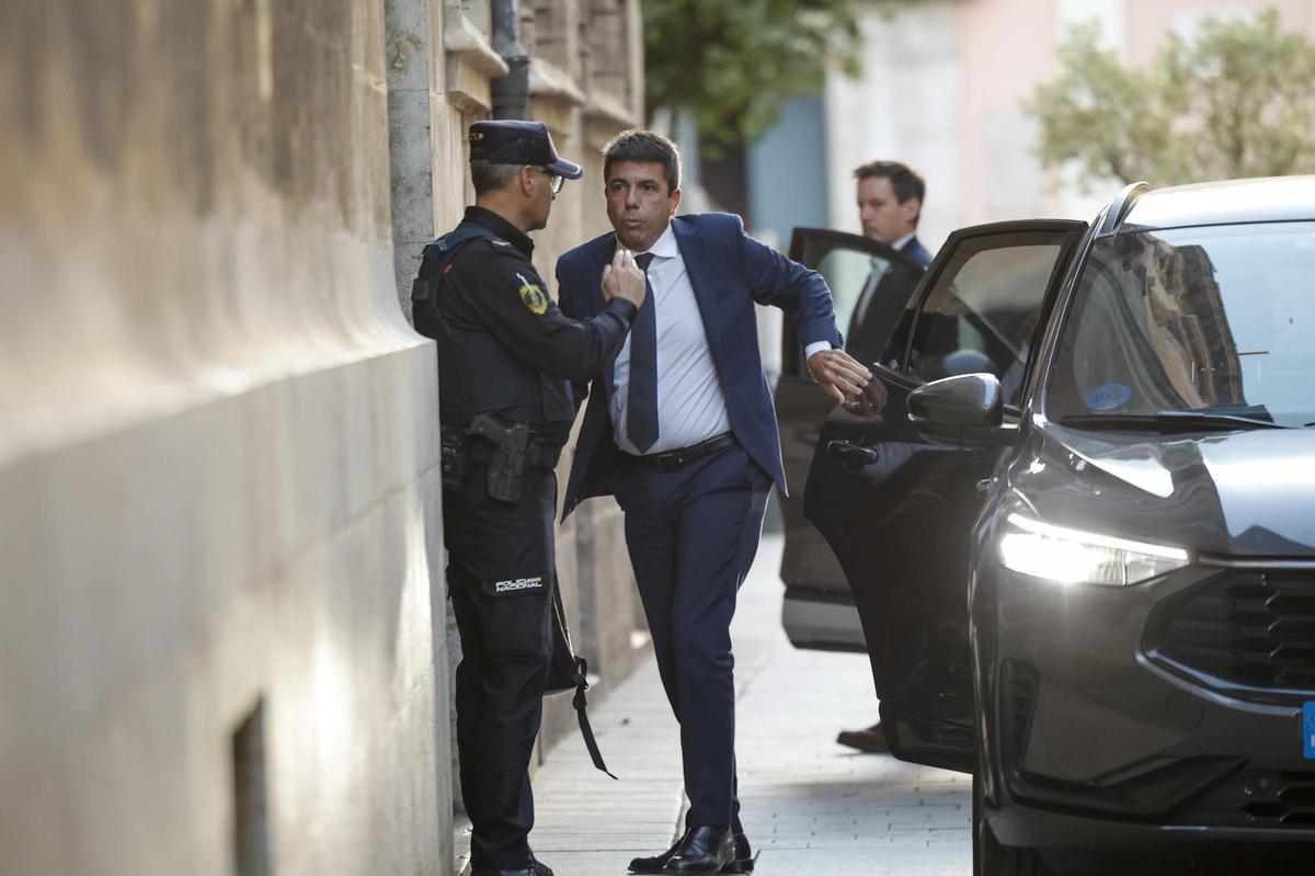 Mazón, bajando del coche oficial, en una imagen de archivo.