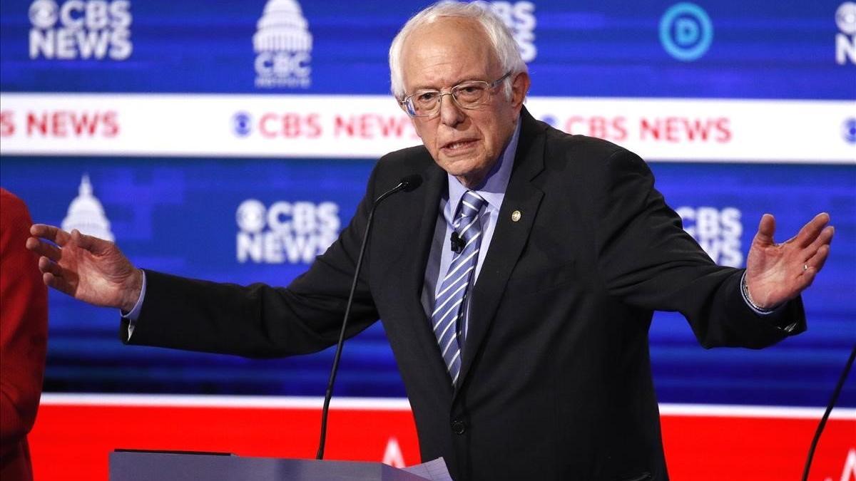 El candidato demócrata Bernie Sanders, durante un debate en las primarias del partido en la localidad de Charleston, en Carolina del Sur.