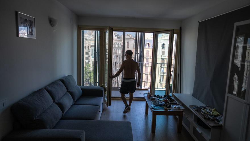 Un veí en un dels nous pisos d’habitatge de protecció oficial de la zona de les Glòries, a Barcelona.  | ZOWY VOETEN
