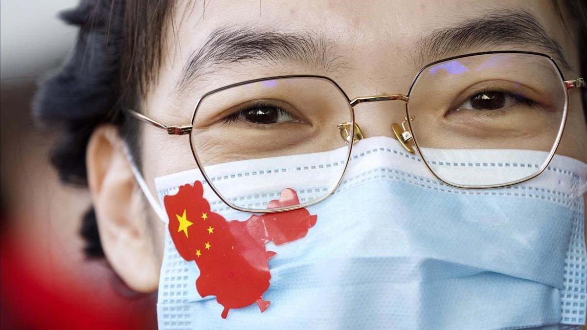 Una doctora usa una mascarilla con una pegatina del mapa de china en la provincia de Jilin.