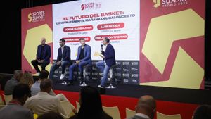MADRID, 18/06/2025.- Los ex jugadores de Baloncesto Ferrán Martínez (i), Jorge Garbajosa (2i) y Luis Scola (2d) junto al moderador Emilio Contreras (d), periodista de Marca, participan en la mesa El Futuro del Basket. Construyendo el mañana del Baloncesto durante la jornada inaugural del Sports Summit Madrid 2025 que se celebra en las instalaciones de IFEMA, en Madrid. EFE/David Fernández