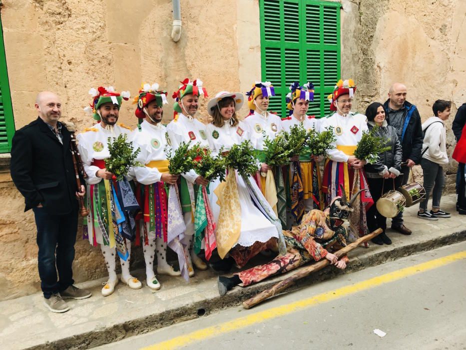 Los Cossiers de Algaida honran al patrón Sant Honorat