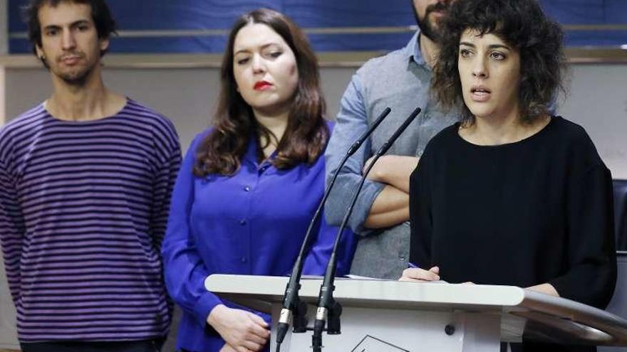 Alexandra Fernández, en primer plano, ayer en el Congreso. // Efe