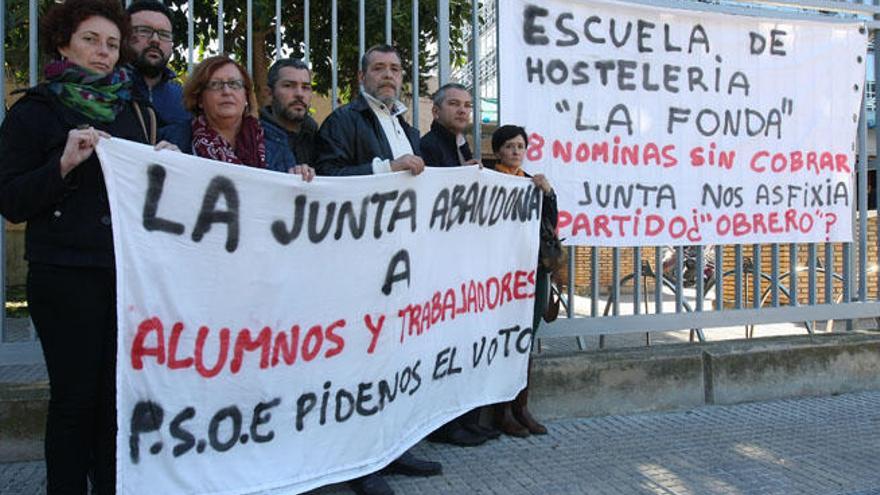 Trabajadores de La Fonda se manifiestan en Educación.