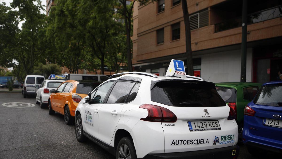 Varios coches de autoescuela, en una imagen de archivo en Zaragoza.