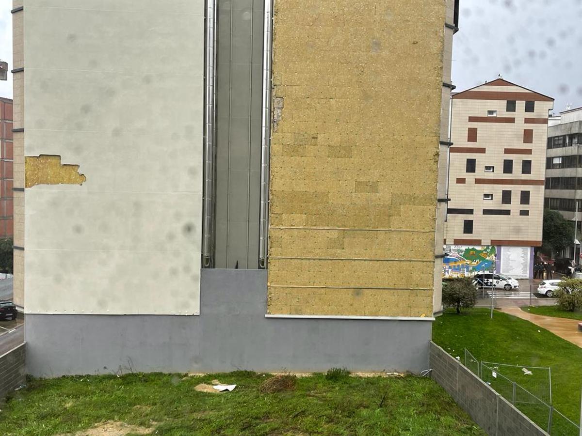 Desprendimiento, a la izquierda, de este lunes, con la pared a la derecha afectada por la borrasca de octubre