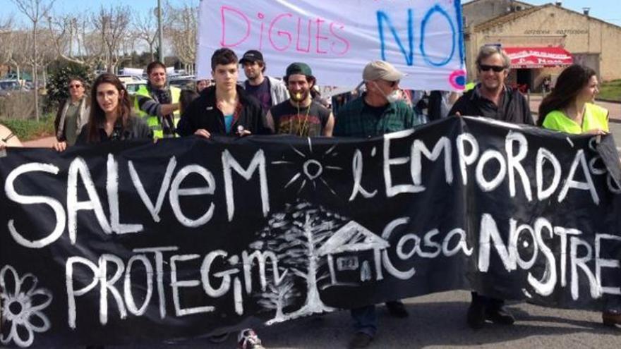 Unes 250 persones s&#039;han manifestat, per segon cop, aquest diumenge en contra la instal·lació d&#039;una macroplanta de tractament de residus a Forallac