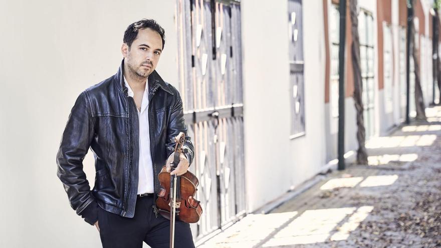 Jesús Reina posando con el violín.