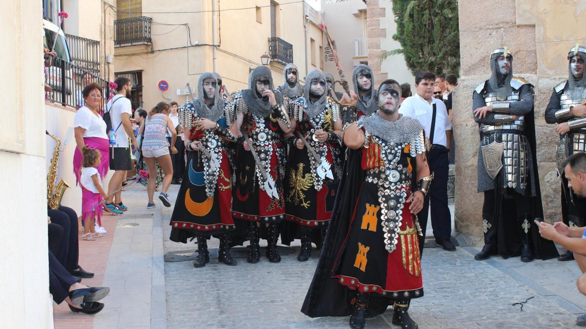 La entrada de moros y cristianos es uno de los principales actos en Castelló de Rugat.