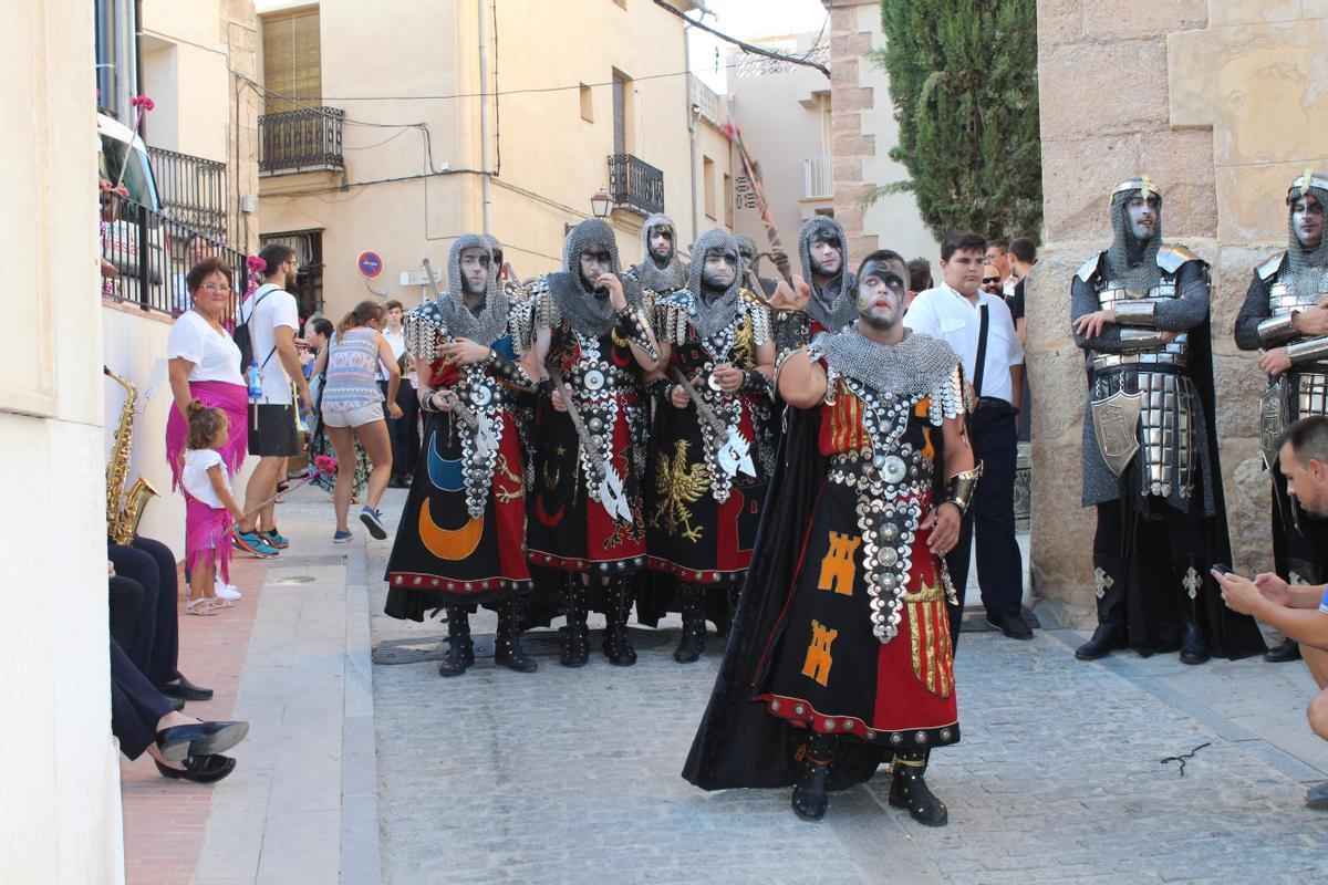 La entrada de moros y cristianos es uno de los principales actos en Castelló de Rugat.
