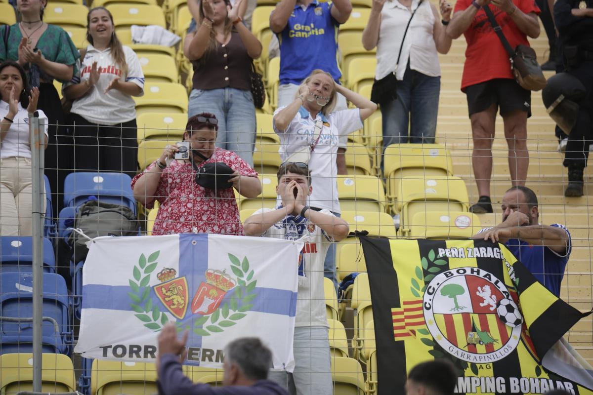 Aficionados zaragocistas en Las Palmas llorando al acabar el partido.