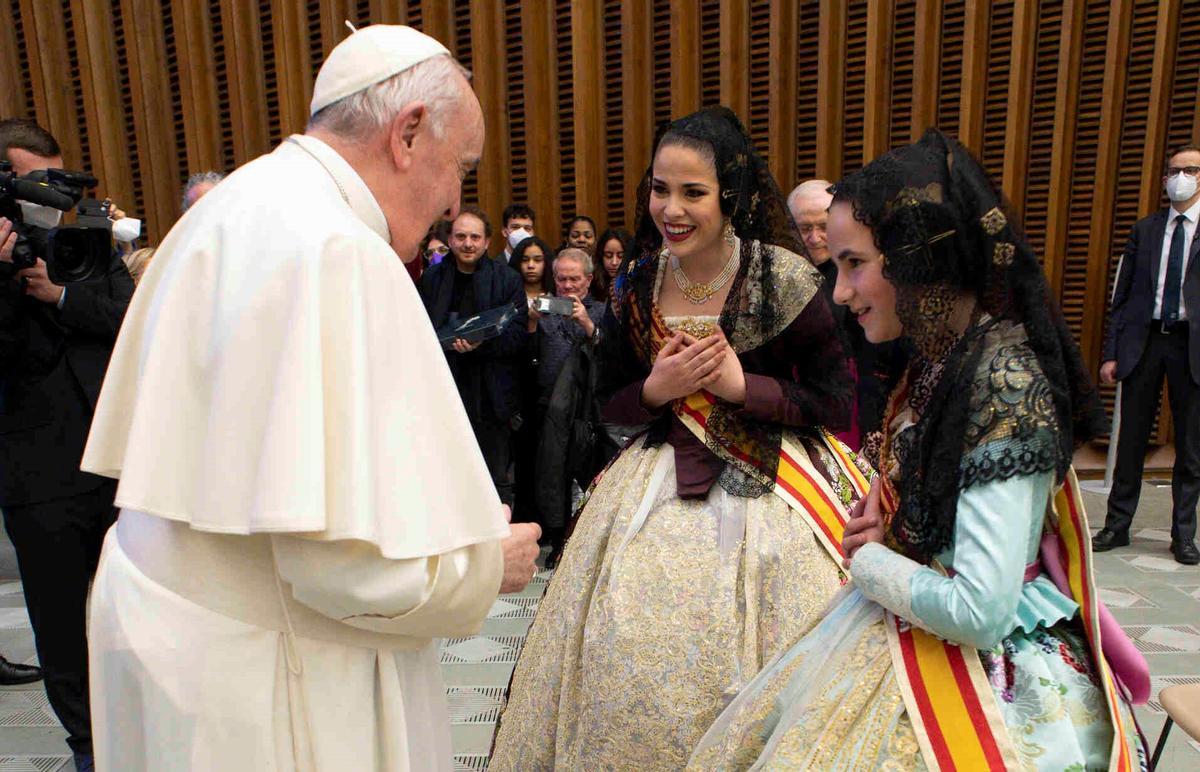 Carmen y Nerea, con el papa Francisco de la mano de Levante-EMV