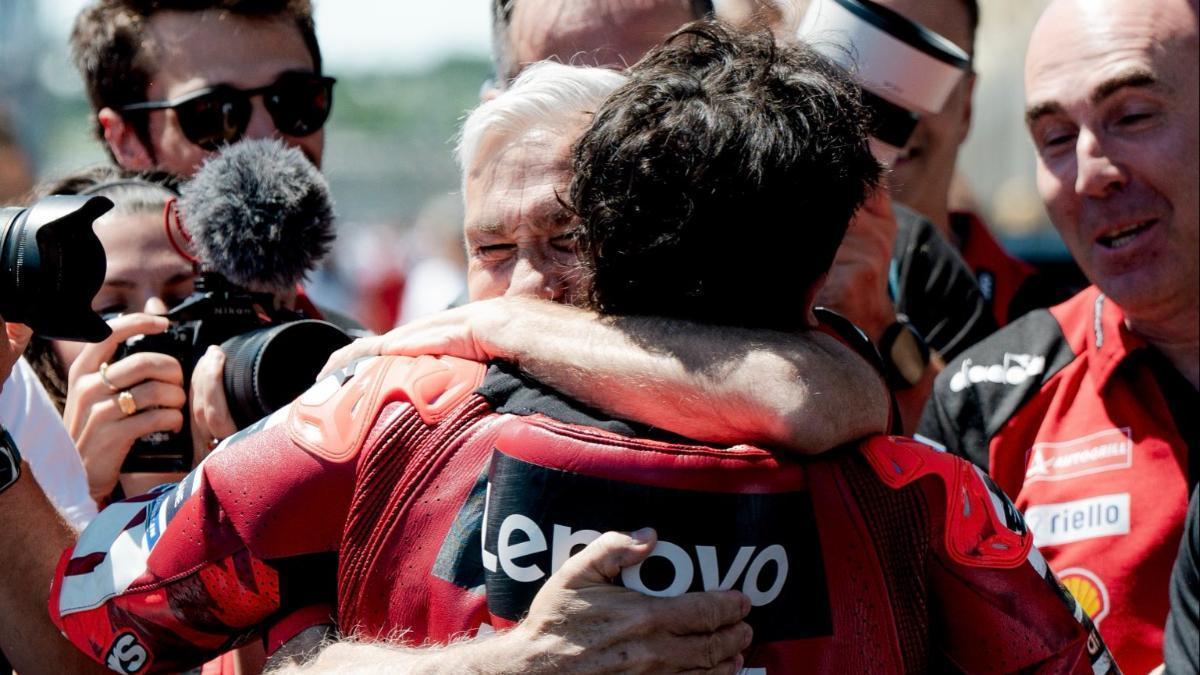 Davide Tardozzi, jefe del Ducati Lenovo, abraza a Marc Márquez tras lograr la 'pole' en Balaton Park (Hungría)