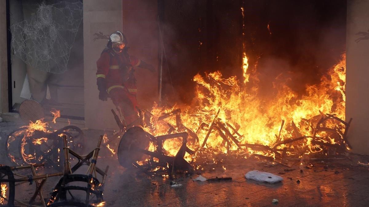 Imagen de los graves disturgios en los Campos Elíseos de París el pasado sábado.