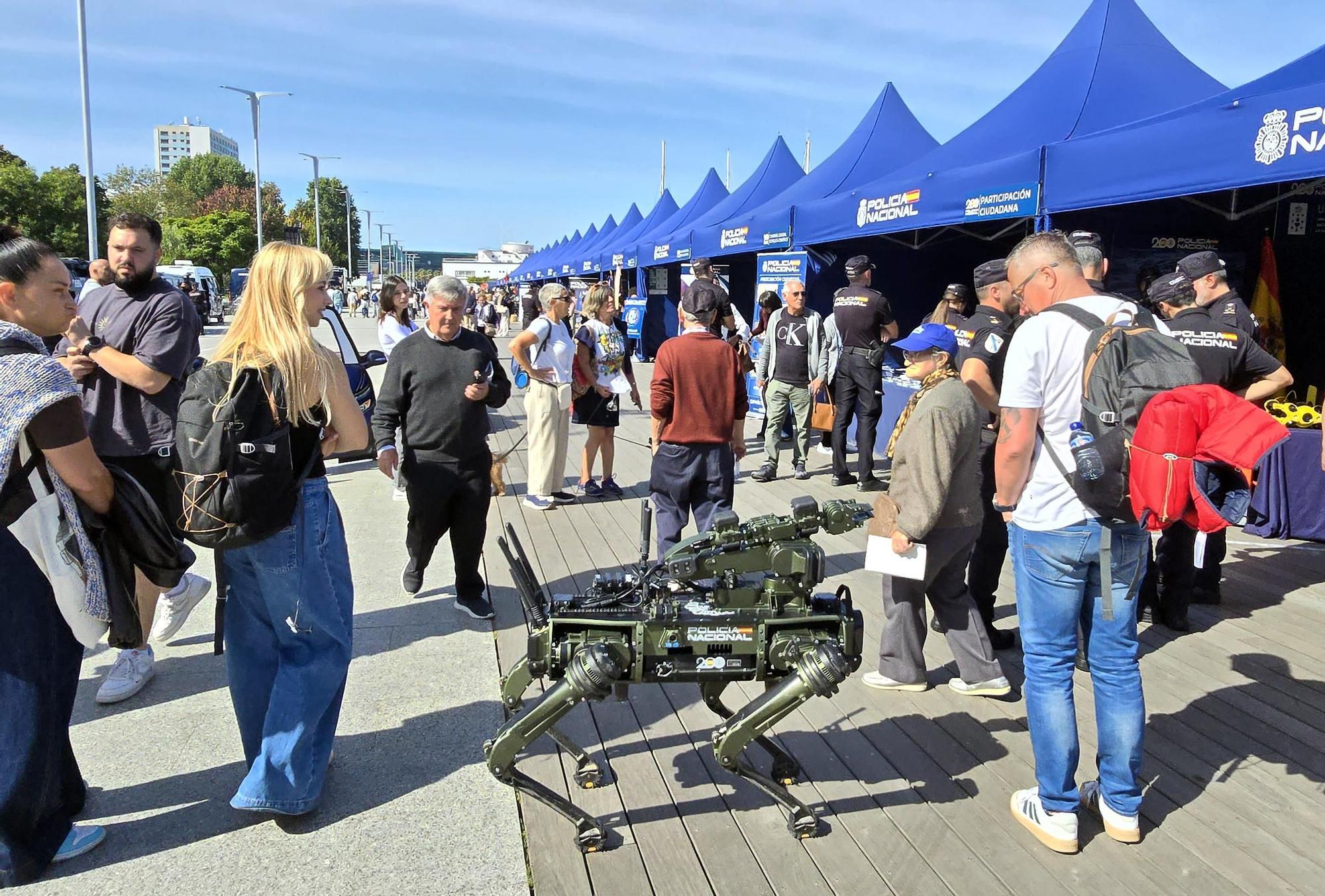 Los perros policía y el robot Sira, protagonistas en la "Exposición de Medios" de la Policía Nacional