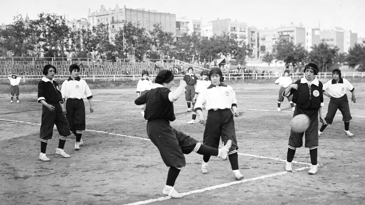 El primer partido femenino en Barcelona tuvo lugar el 9 de junio de 1914, pero no tuvo continuidad a corto plazo.