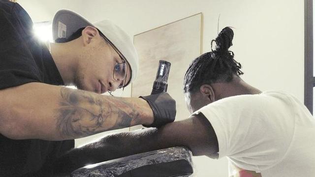 Un momento de la sesión de tatuaje realizada al jugador Howard Sant-Roos