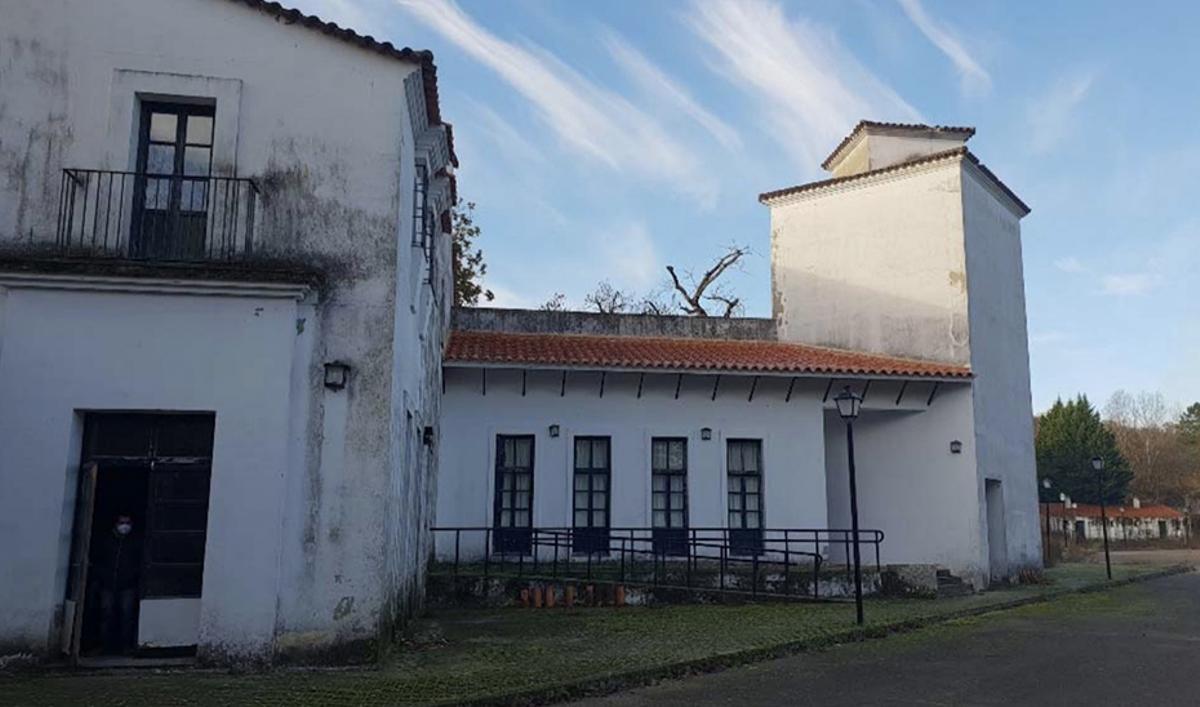 La Villa Turística de Cazalla, en pleno corazón del Parque Natural Sierra Norte de Sevilla, lleva en desuso desde el año 2006.