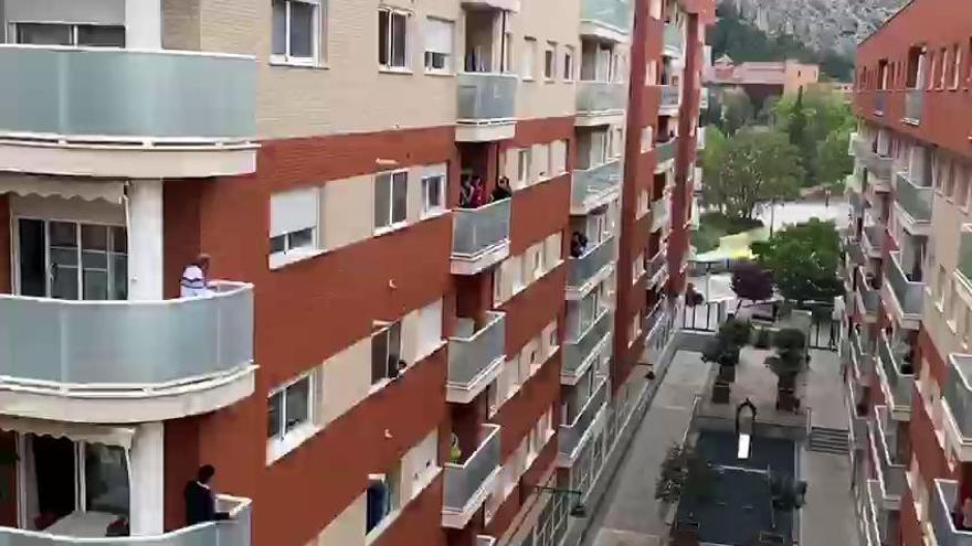 Una comunidad de vecinos de Alcoy reproduce "L´arrancà" de la Entrada Cristiana