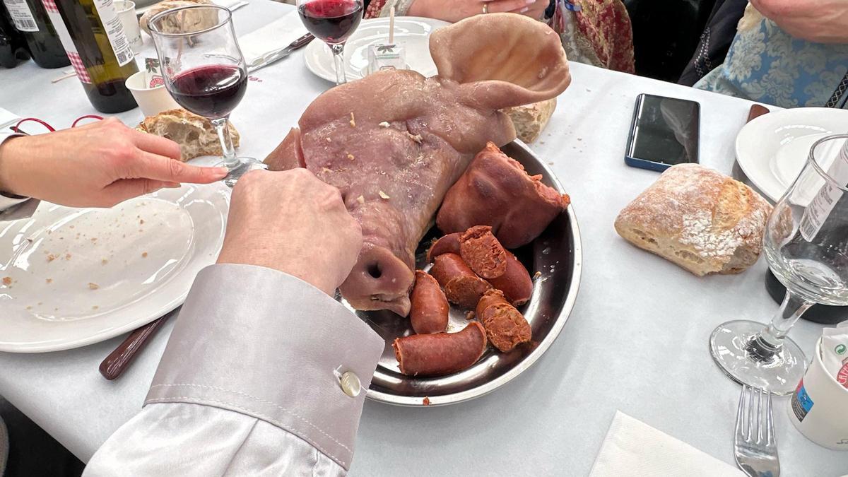 Un grupo de personas disfrutando de un cocido gallego