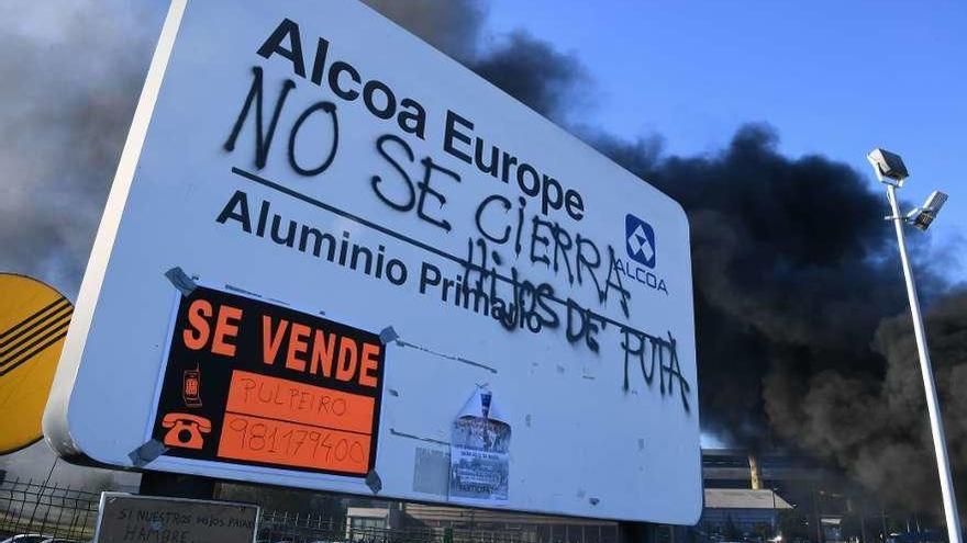 Cartel de Alcoa, a la entrada de la fábrica en el polígono de A Grela.