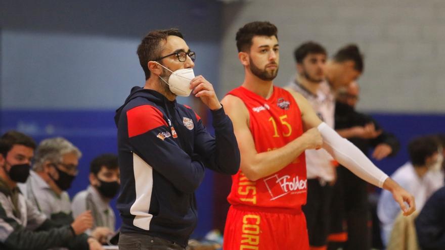 El entrenador del Folder Maristas, Pablo Orozco, observa el juego junto a José Antonio Jurado.