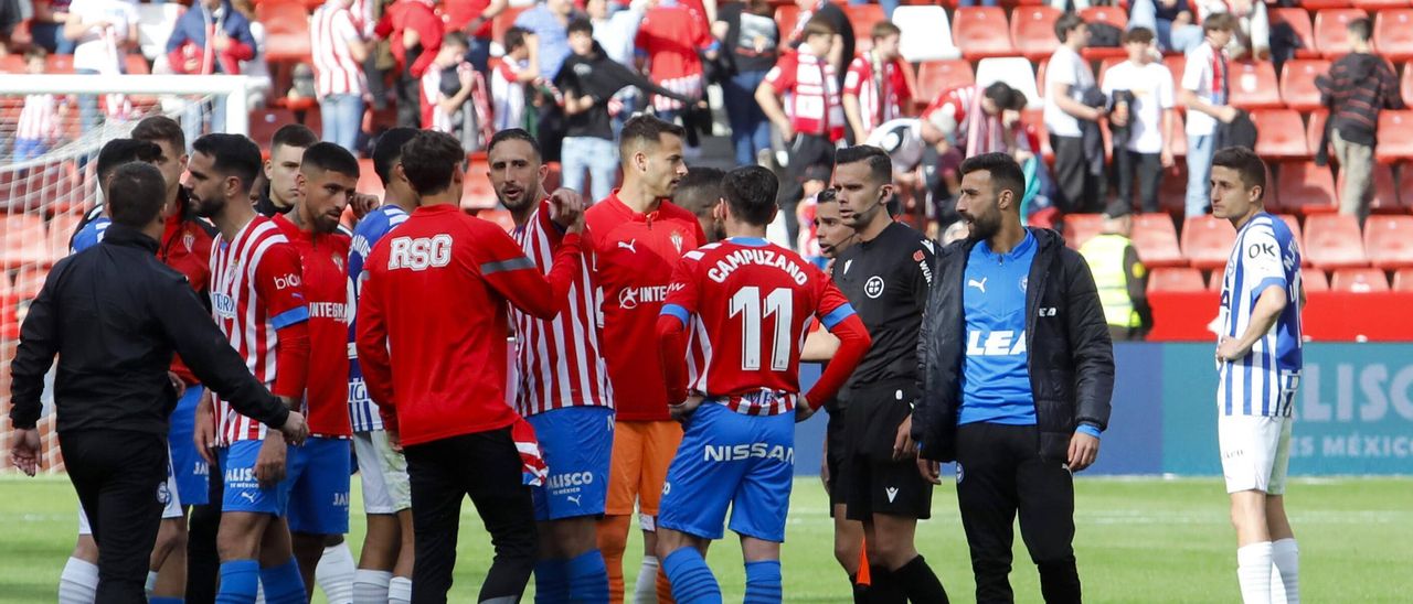 Los jugadores del Sporting hablan con el árbitro del Sporting-Alavés