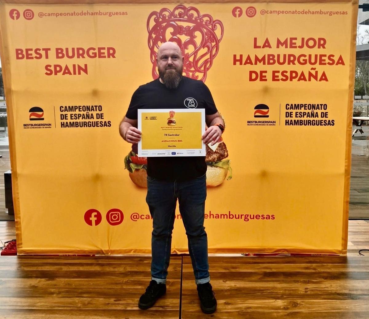 El redondelano Santiago Figueroa, con el premio por su hamburguesa.