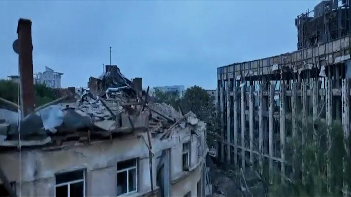 Un edificio residencial en la ciudad de Leópolis destrazo por un misil ruso