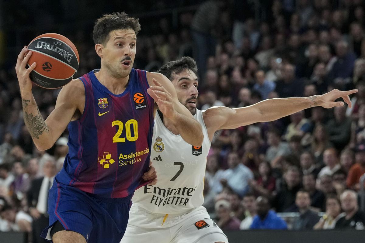 Nico Laprovittola supera a Facundo Campazzo en una jugada de ataque azulgrana.