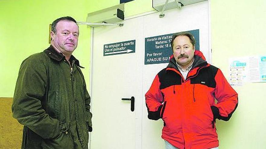 Luis Sánchez, a la izquierda, y Tomás Fernández, ayer a la puerta de la unidad de coronarias del Hospital.