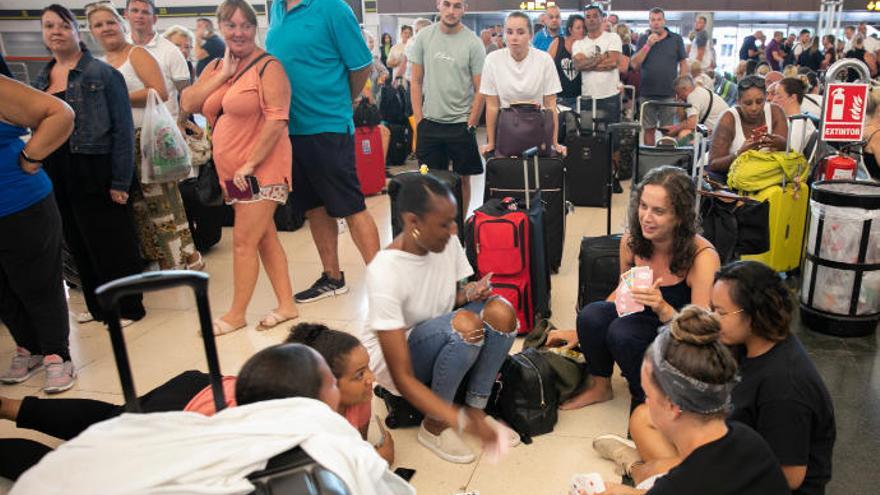 Pasajeros de Thomas Cook esperan en el aeropuerto.