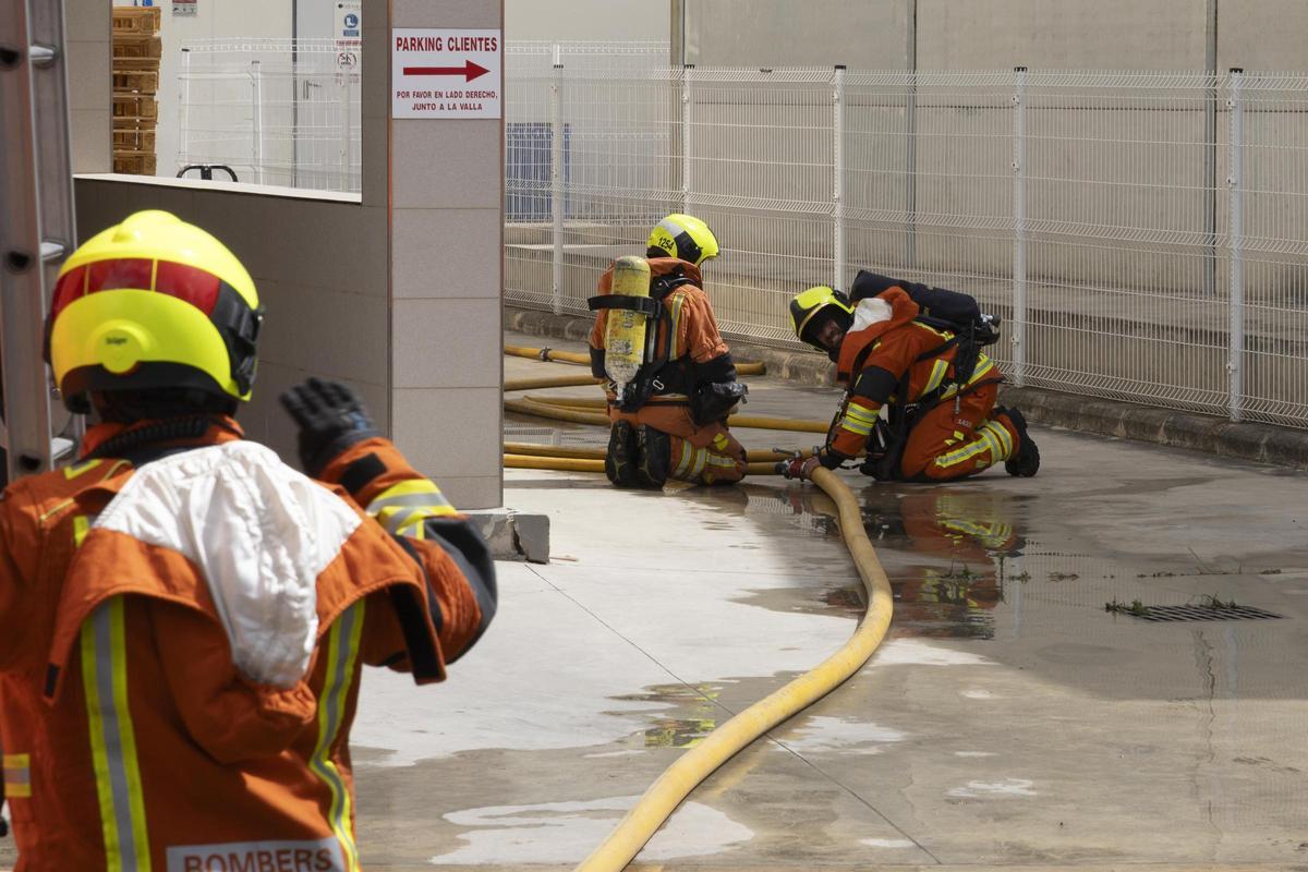 Más de seis dotaciones de bomberos trabajan en la extinción del incendio industrial de Xàtiva