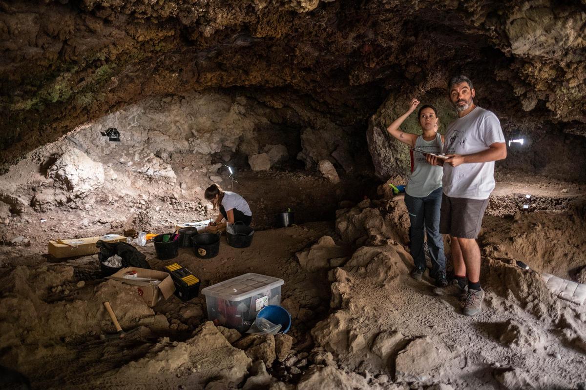 Excavación arqueológica en la Cueva de los Cabezazos, en Tegueste