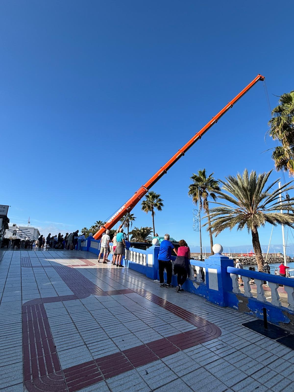 Sacan un catamarán encallado en la playa de las marañuelas de Arguineguín