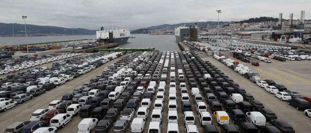 Terminal de Bouzas, ayer saturada de vehículos listos para ser embarcados. // Ricardo Grobas