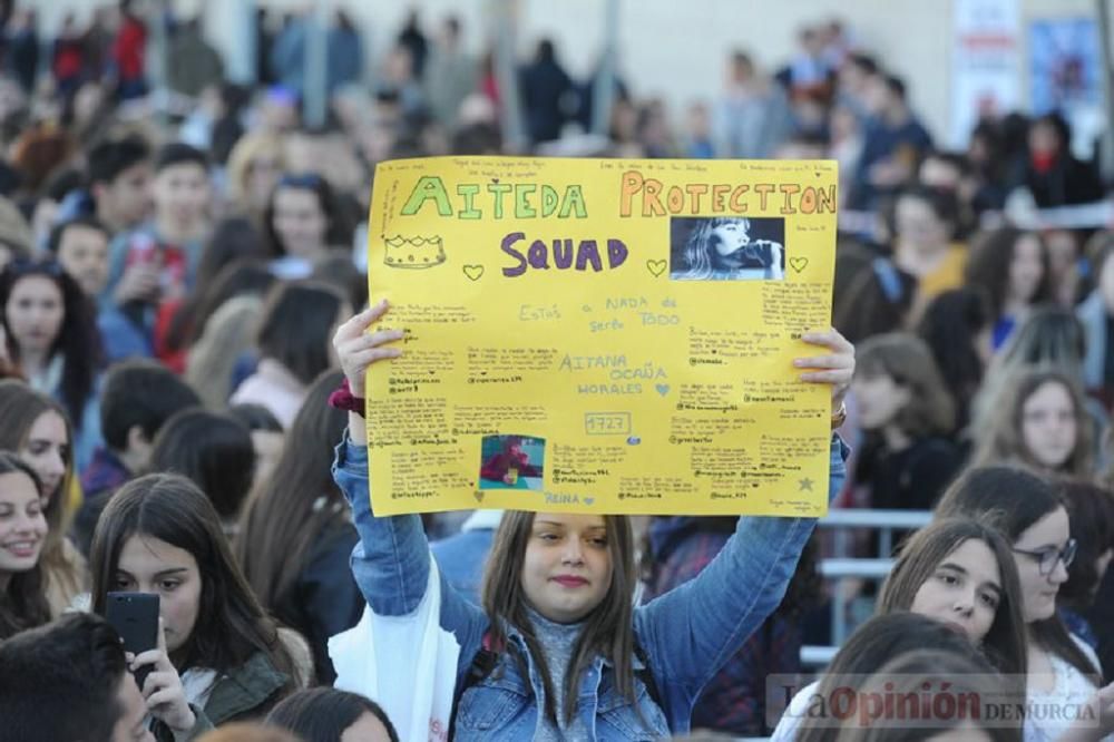 Firma de discos de Aitana en Murcia