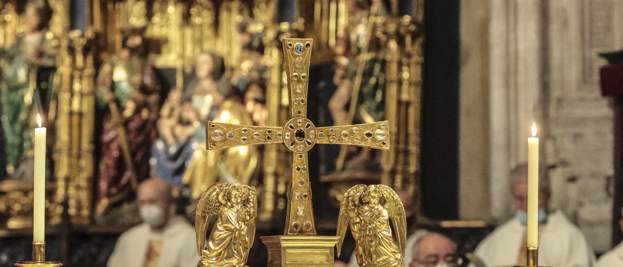 La Catedral levanta la Cruz de los Ángeles para celebrar sus 12 siglos de historia