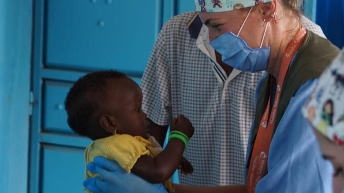 Una de las sanitarias murcianas que viajó a Senegal sostiene en brazos a una pequeña a la que atendió.