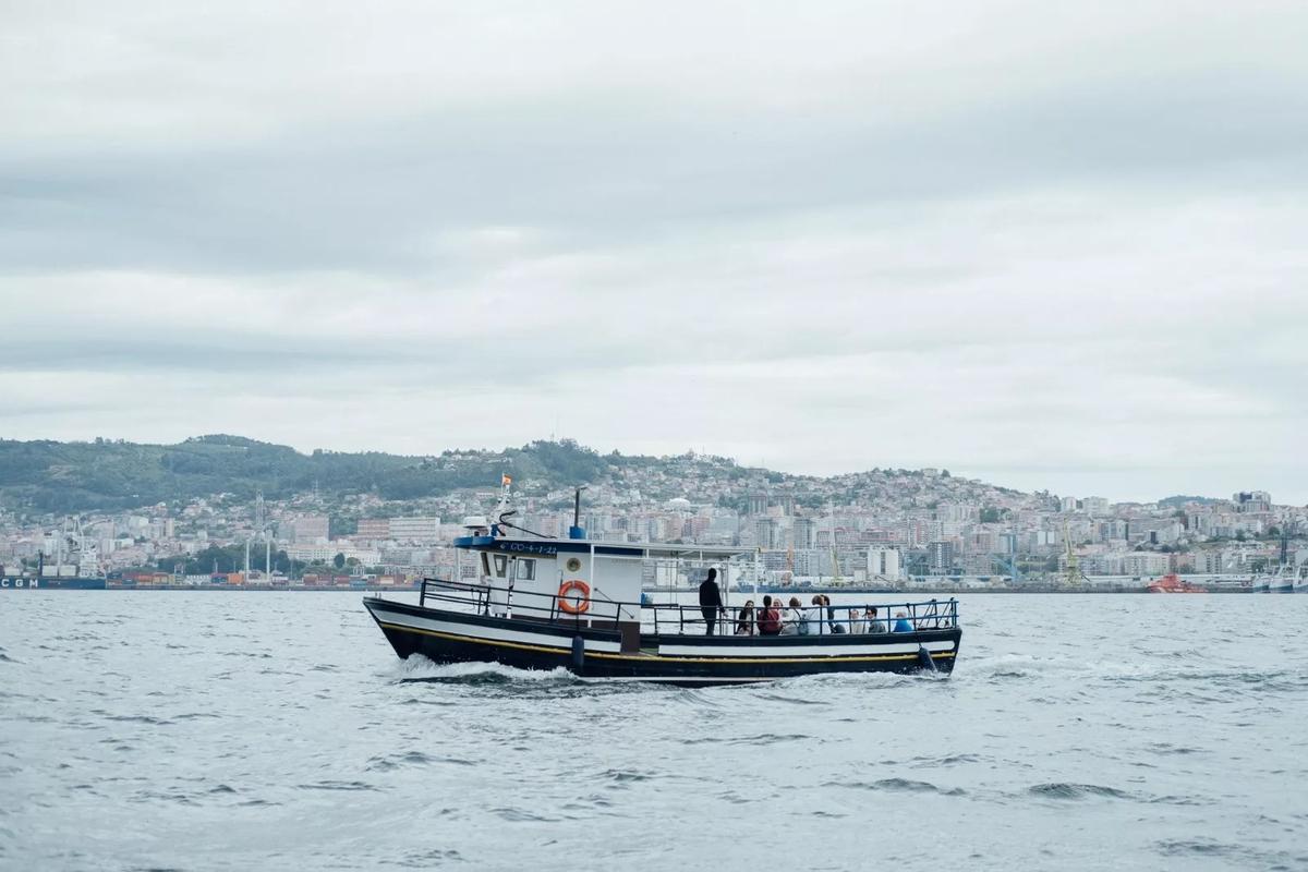 El barco durante una de sus travesías de turismo marinero.