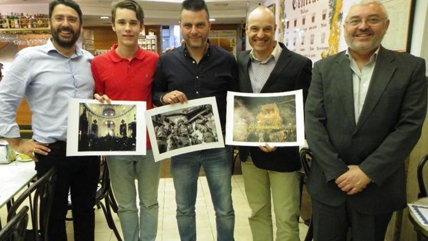 Los premiados del III Concurso de Fotografía del Café Central con sus imágenes.