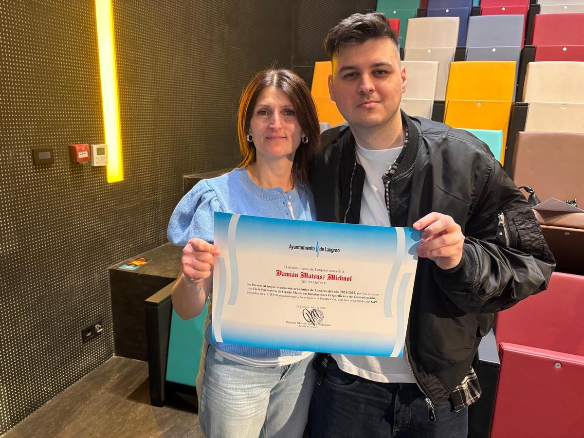 Beatriz Michnol junto a su hijo Damian Mateusz con el diploma del "Premio al estudio" del Ayuntamiento de Langreo