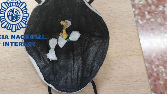 La mascarilla con la droga intervenida al traficante. | LEVANTE-EMV