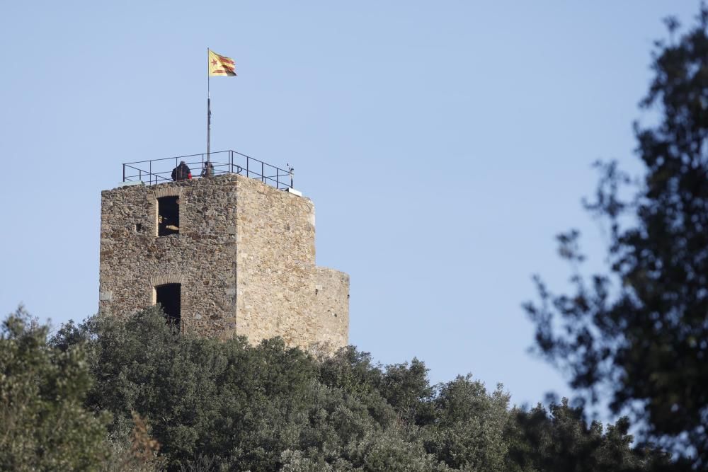 Pujada al castell de Sant Miquel per protestar contra les maniobres convocades per l exercit.