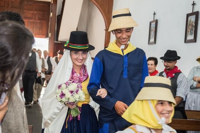 Boda con vestimenta de típicos de Gisela y Aday