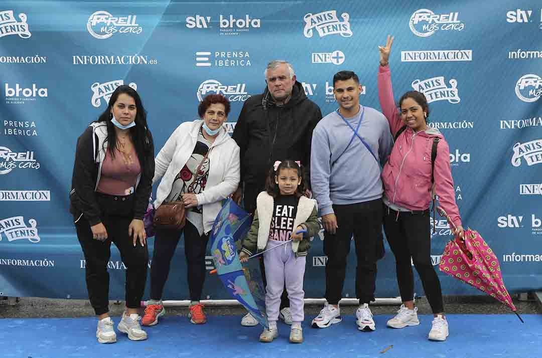 Santa Faz 2022: Numerosos participantes en la romería se fotografían en el photocall de Información