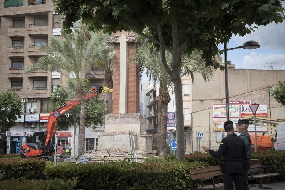 Así fue derribada la Cruz de los Caídos de la Vall d'Uixó